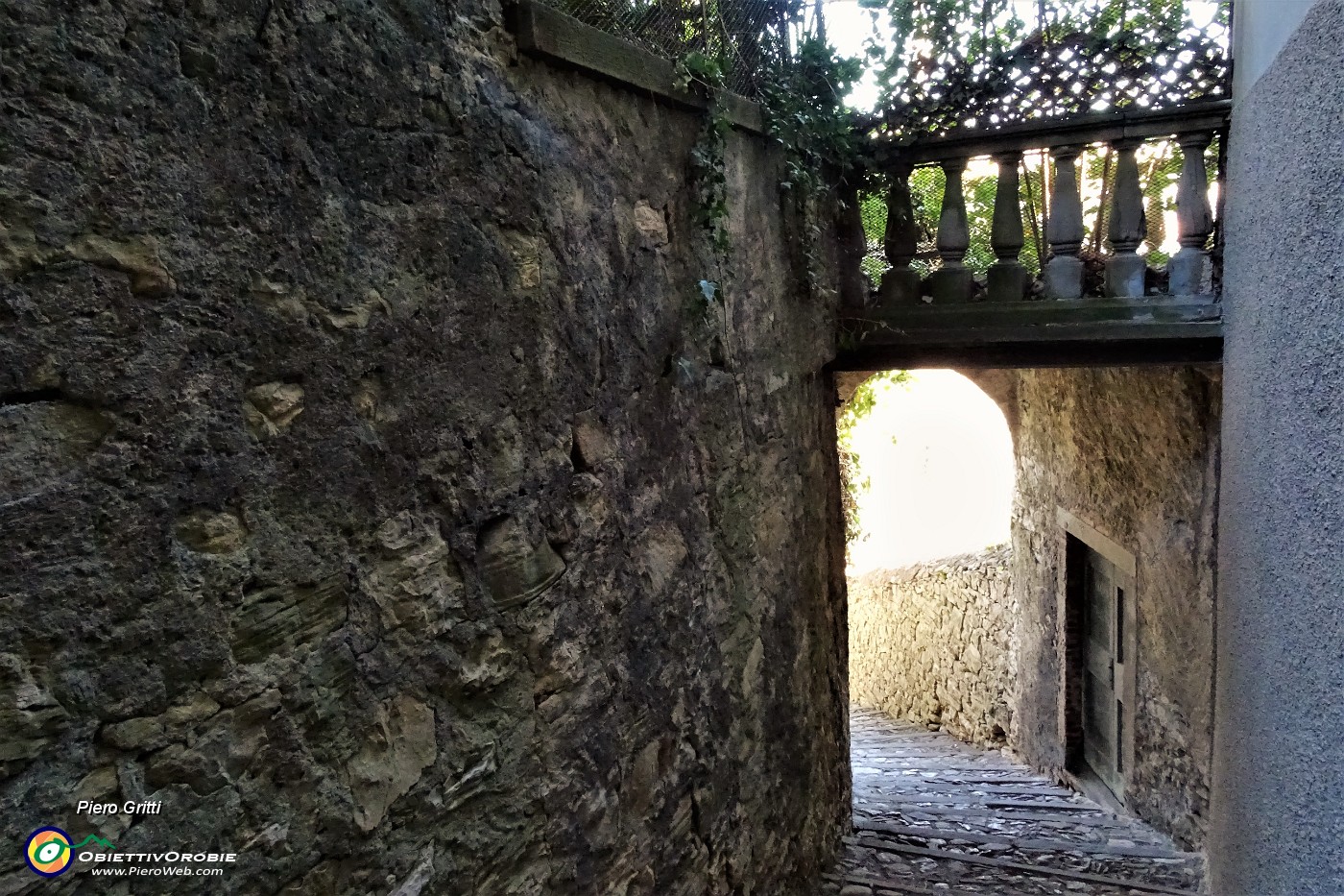 16 'Scaletta delle more', gradinata in pietra, racchiusa tra muri a secco.JPG